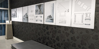 Foto der Ausstellung im Flur vor dem Lehrstuhl Grundlagen der Architektur